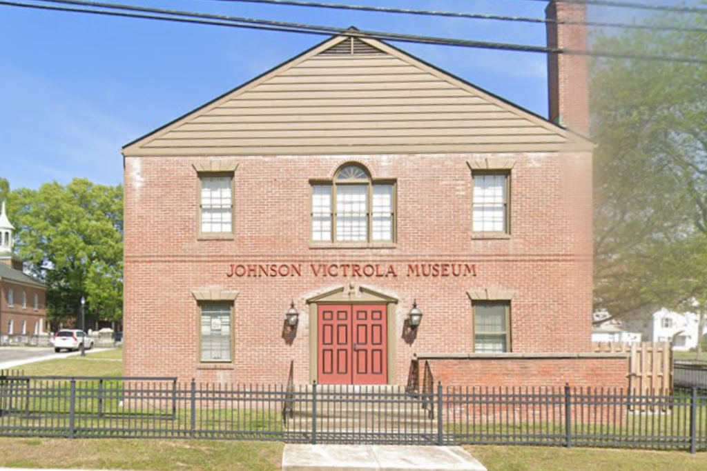 A picture of the exterior of the Johnson Victrola Museum.