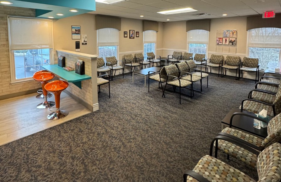 The lobby waiting room area of 1405 Silverside